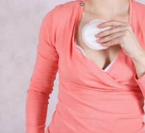 Wochenbett - Mutter legt Stilleinlage ein