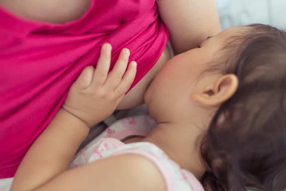Langzeitstillen Baby wird an der Brust der Mutter gestillt