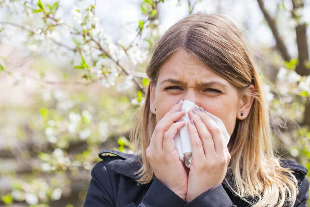 Pollenallergie Frau am Niesen