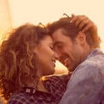 Elternsein Ein Paar das sich umarmt und dabei anschaut