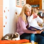 Märchen für Kinder - Mutter liest ihrem Kind etwas vor