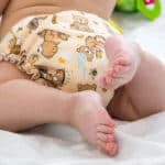 Baby mit Stoffwindeln von hinten