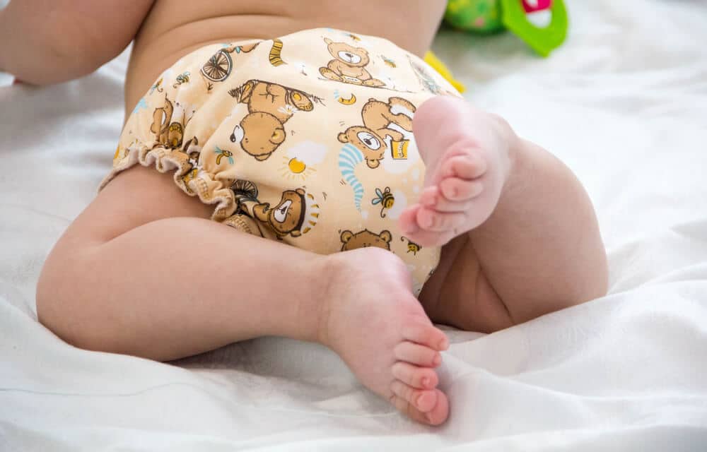 Baby mit Stoffwindeln von hinten
