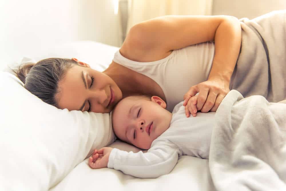 Wochenbett - Freundin bei junger Mutter mit Baby zu besuch