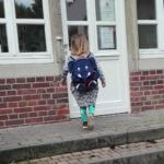 Eingewöhnung - Kind geht mit Rucksack in den Kindergarten