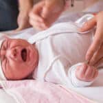 Schreibaby: Schreiendes Baby auf dem Wickeltisch