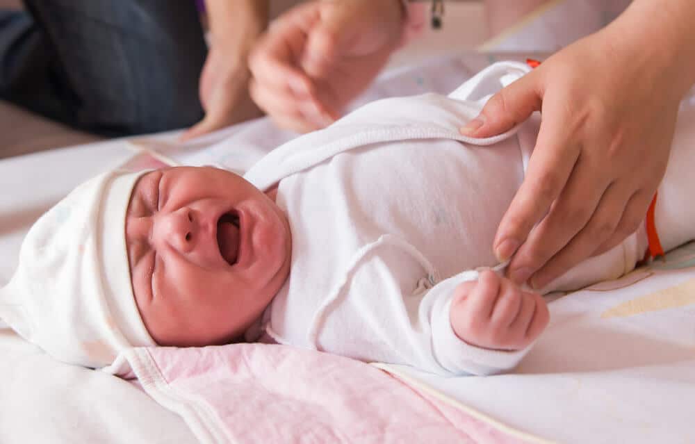 Schreibaby: Schreiendes Baby auf dem Wickeltisch