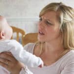 Schütteltrauma Mutter hält schreiendes Baby im Arm