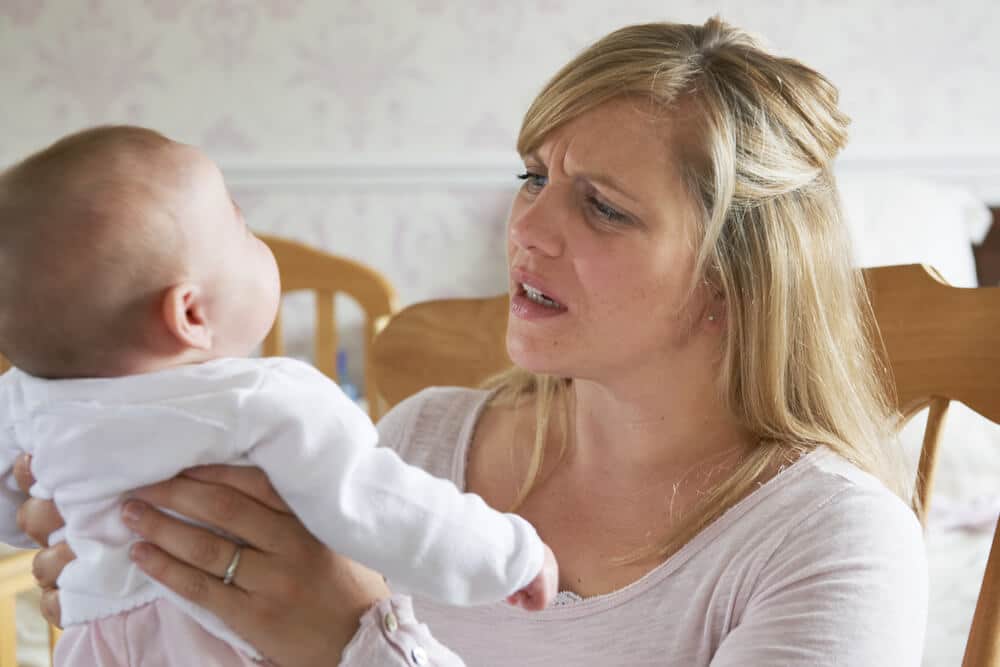 Schütteltrauma Mutter hält schreiendes Baby im Arm