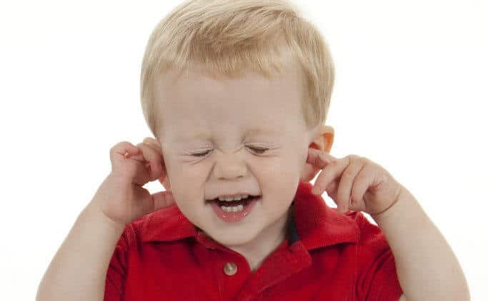 Trotzphase: Kind hält sich die Ohren zu