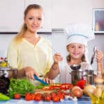 Kinder gesund ernähren - Mutter mit Kind beim Kochen