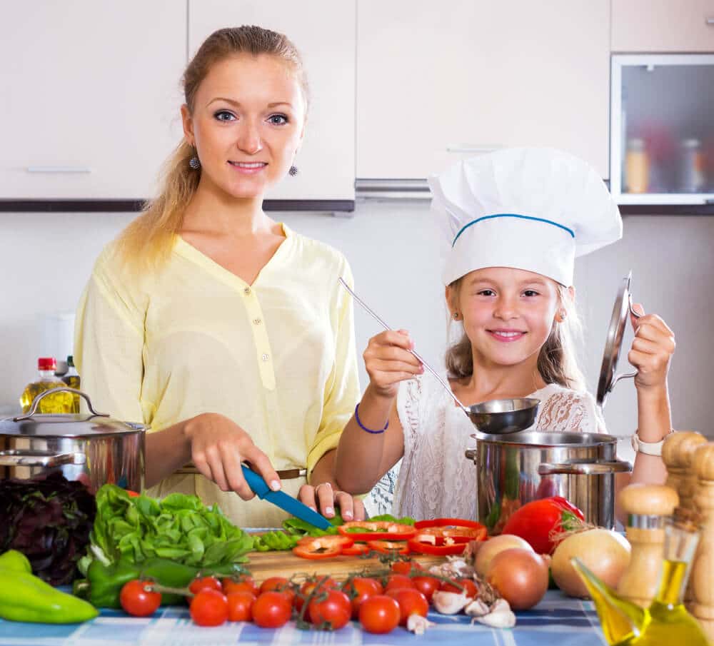 Kinder gesund ernähren - Mutter mit Kind beim Kochen