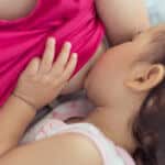 Langzeitstillen Baby wird an der Brust der Mutter gestillt