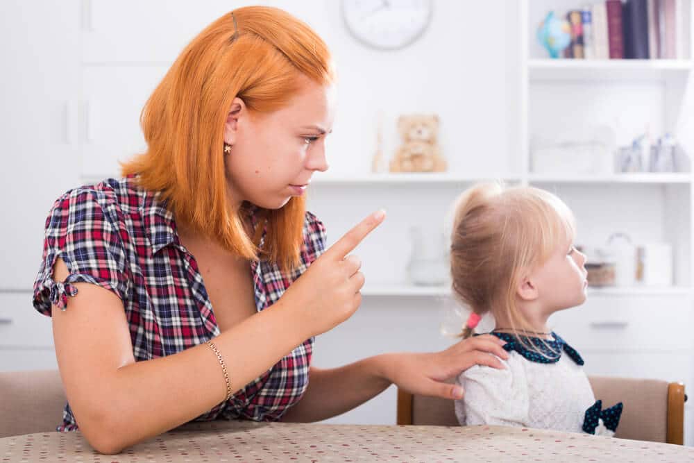 Grenzen setzen - Mutter schimpft mit ausgestrecktem Finger ihre Tochter, die sich wegdreht.