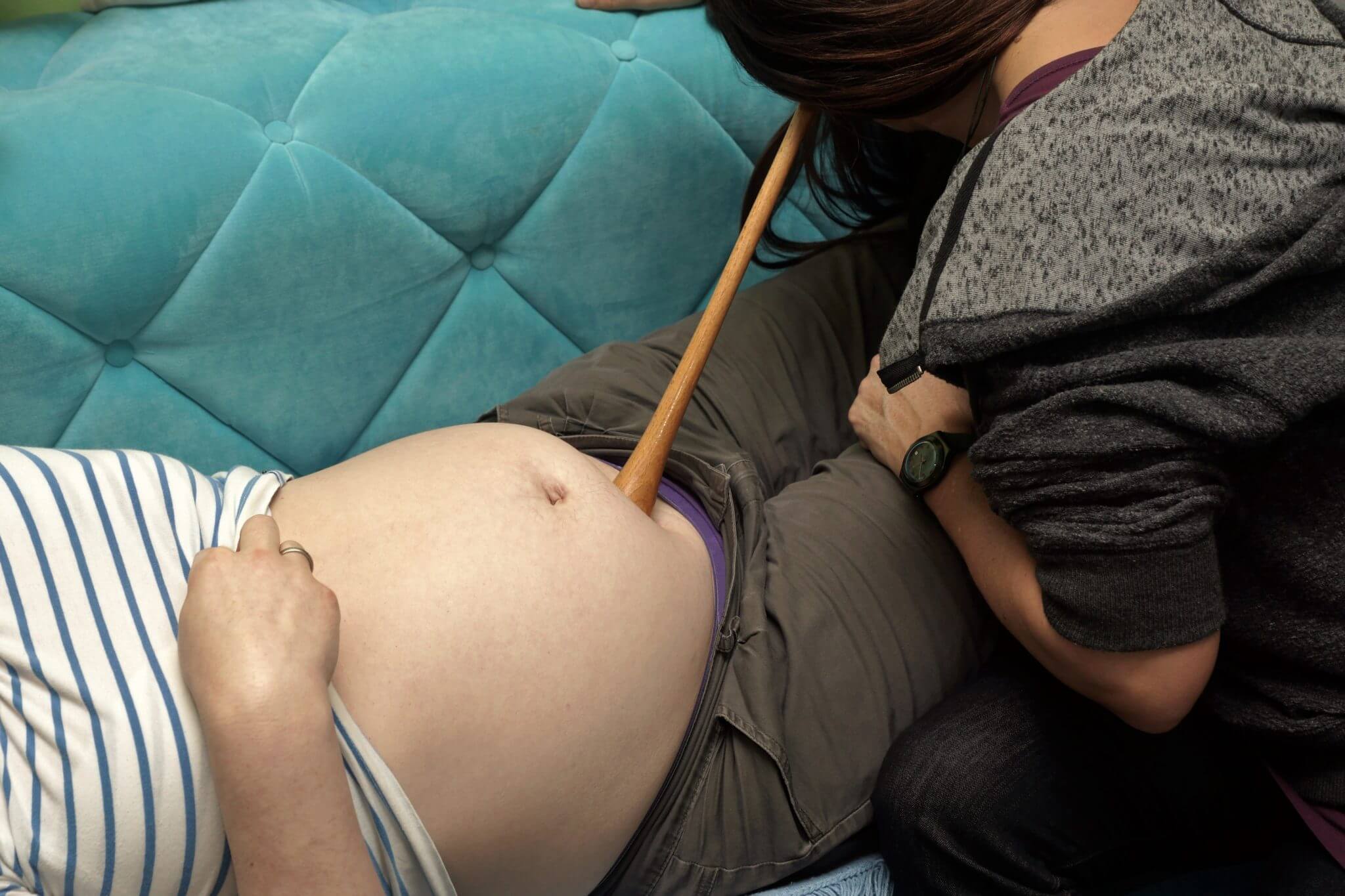 Hebammensuche Hebamme mit Hörrohr in Anwendung