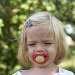 Schnullerentwöhnung - Kind mit Schnuller im Mund