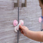 Gefahren im Haushalt - Kind an Schranktür