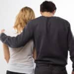 Fehlgeburt - Mann mit Frau im Arm von hinten