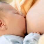 Stillen - An der Brust trinkendes Baby