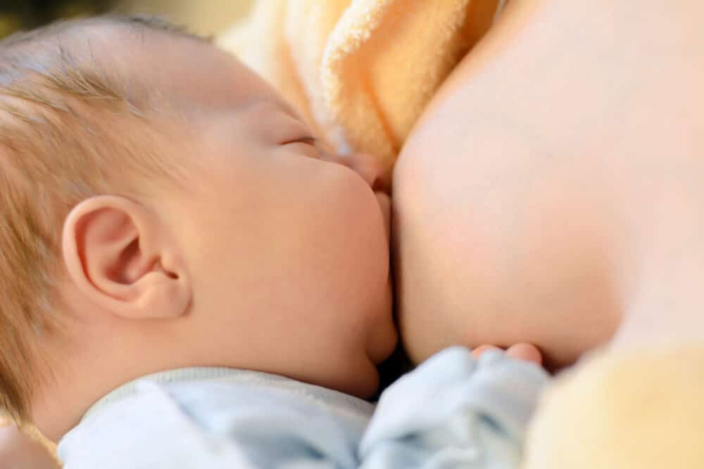 Stillen - An der Brust trinkendes Baby