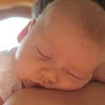 Babyschlaf Baby schläft an der Schulter der Mutter