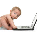 Schreien lassen - Baby sitzt vor einem Laptop