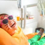 Zahnarztbesuch Kleinkind auf einem Zahnarztstuhl