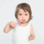 kleines Mädchen beim Zähneputzen