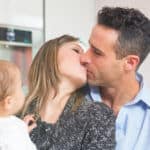 Partnerschaft - Verliebtes Elternpaar mit Baby auf dem Arm