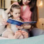 Rituale fürs Baby - Mutter liest ihrem Kind aus einem Buch vor