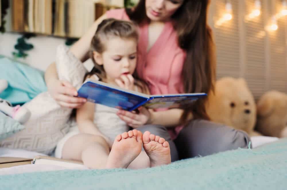 Rituale fürs Baby - Mutter liest ihrem Kind aus einem Buch vor