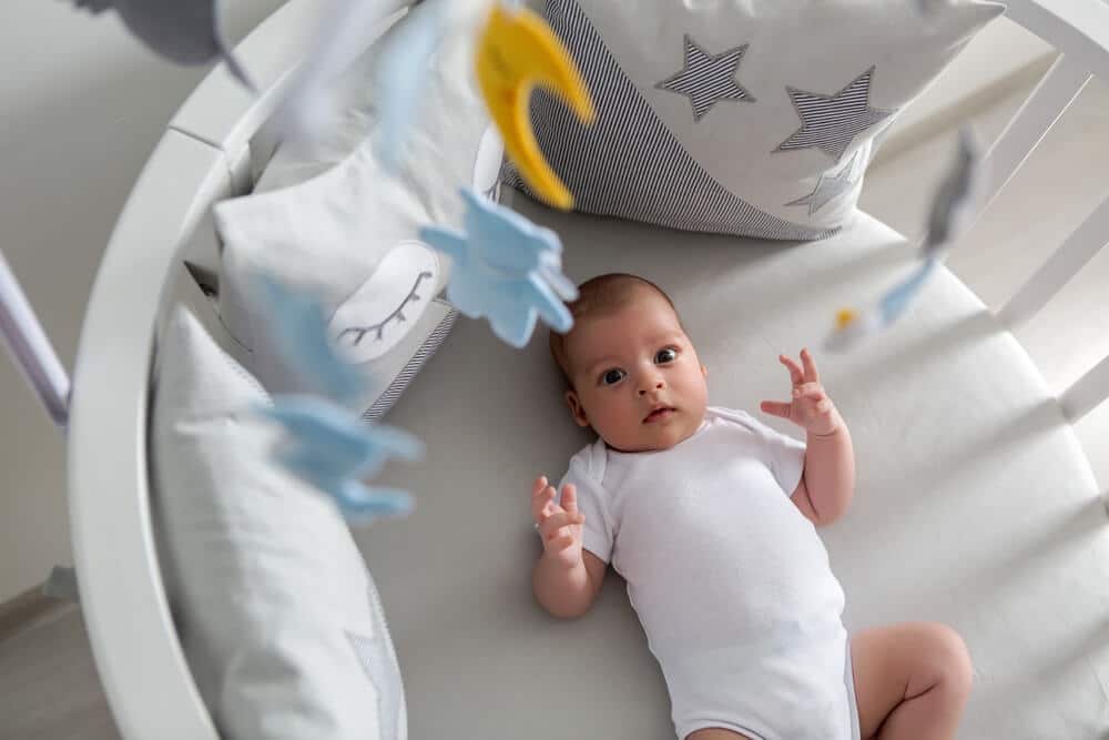 Baby beruhigen Baby liegt in einer Babywiege