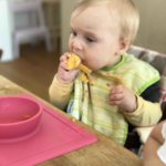 Baby isst eigenständig Banane