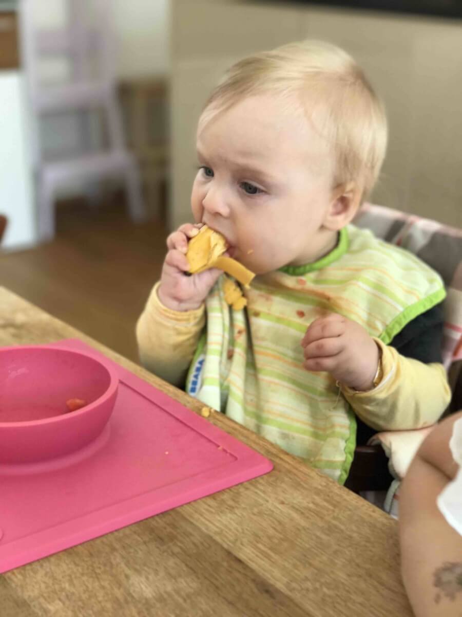 Baby isst eigenständig Banane