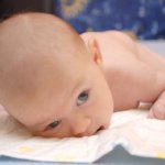 Wunder Po - Baby liegt nackt auf dem Bauch