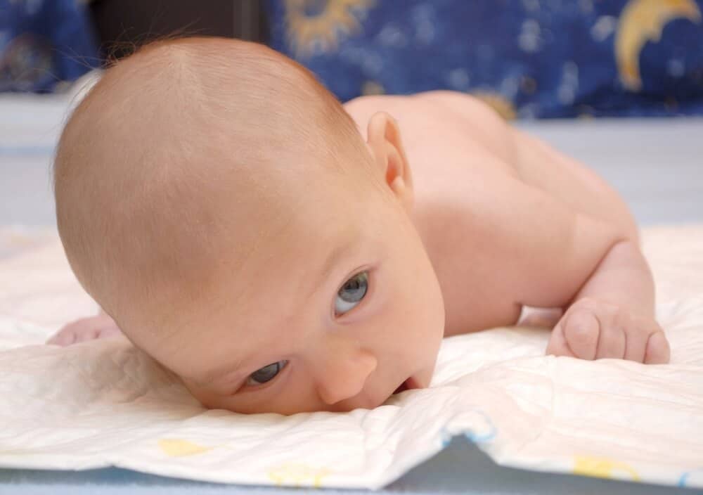 Wunder Po - Baby liegt nackt auf dem Bauch