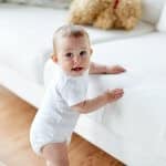 Laufen lernen - Ein kleiner Junge macht seine ersten Schritte