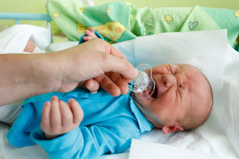 Baby schreit und will keinen Schnuller