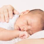 Babyschlaf - Schlafendes Baby auf Mamas Bauch