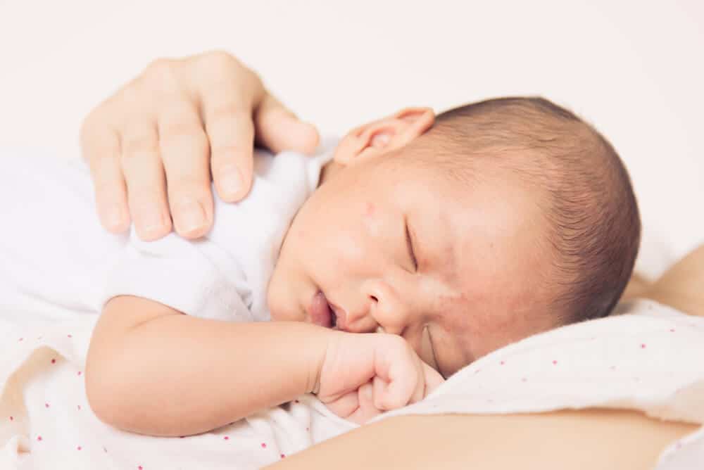 Babyschlaf - Schlafendes Baby auf Mamas Bauch