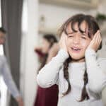 Vor Kindern streiten: Eltern streiten sich vor ihrem Kind