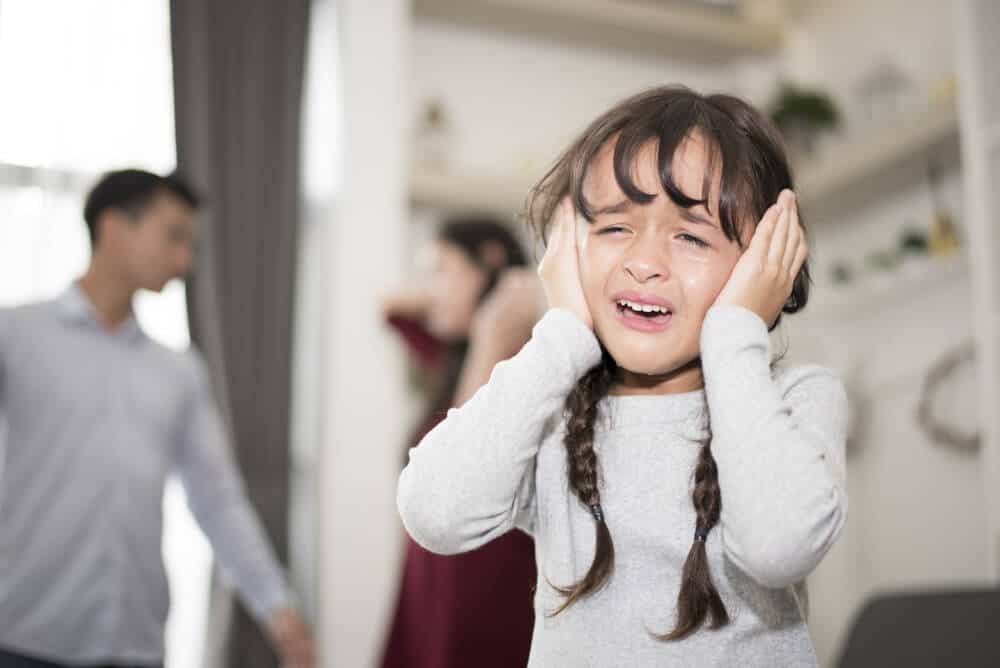 Vor Kindern streiten: Eltern streiten sich vor ihrem Kind