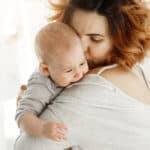 Blähungen Baby liegt an Mamas Schulter