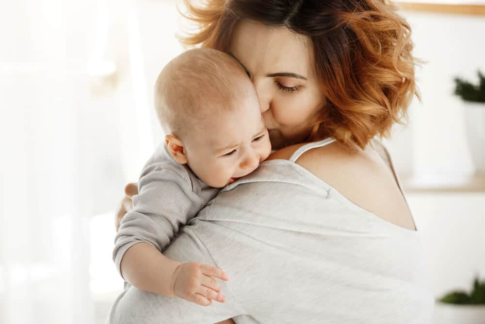 Blähungen Baby liegt an Mamas Schulter