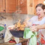 Stilldemenz Frau mit brennender Essenspfanne