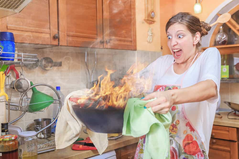 Stilldemenz Frau mit brennender Essenspfanne