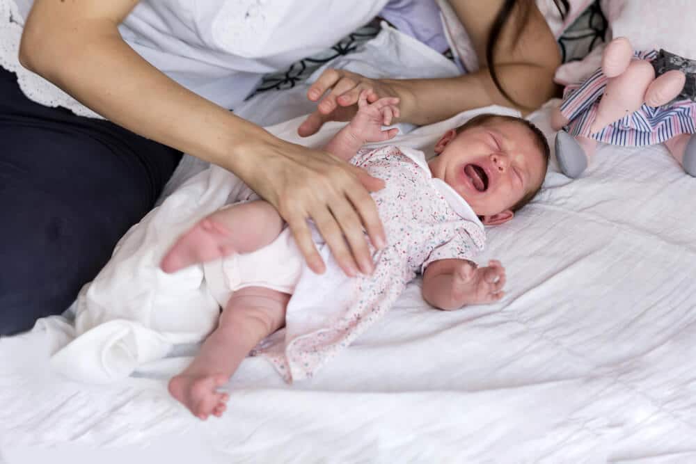 Schreiendes Baby, im Wochenbett