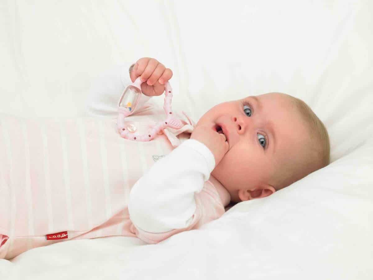 zahnen Baby mit Beißring