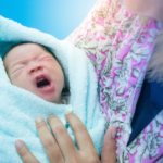 Wochenbett - Mutter mit schreiendes Baby im Arm