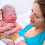 Geburt Beckenendlage Mutter mit Neugeborenem auf dem Arm